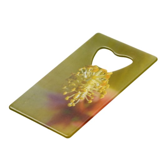 In einem gelben hawaiianischen Hibiskus Geldbeutel Flaschenöffner (Rückseite Schrägansicht)