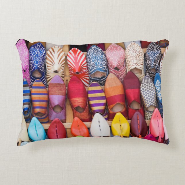 In einem Laden in den Souks gezeigte Schuhe Dekokissen (Vorderseite)