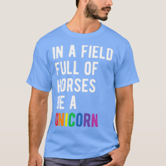 In einem Pferdefeld sollten Sie ein Einhorn zu den T-Shirt