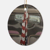 In einem rockabilen Auto Keramik Ornament (Links)
