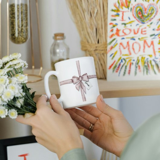In einem rosa Bogen gefangen Kaffeetasse