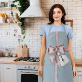 In einem rosa Bogen gefangen Schürze