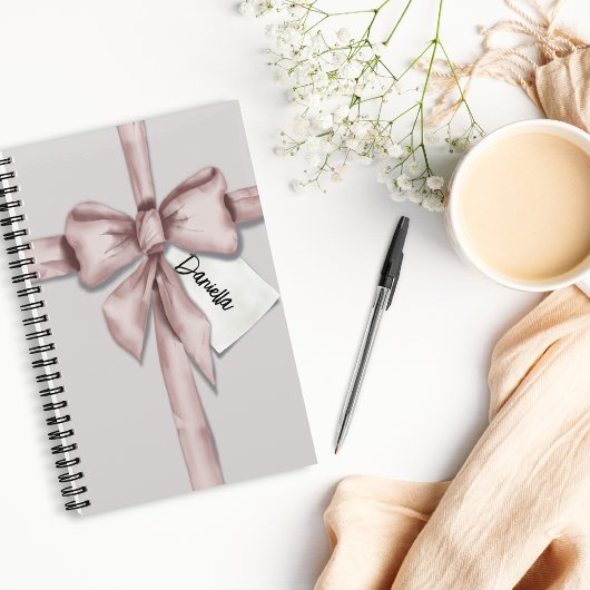 In einem rosa Bugheft verpackt Notizblock