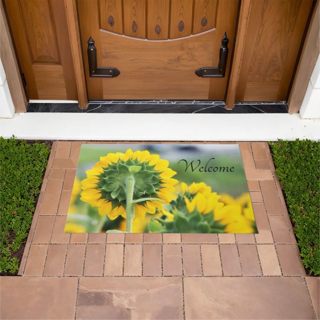 In einem Sonnenblumenfeld wird die Begrüßungsmatte Fußmatte (Außenbereich)