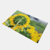 In einem Sonnenblumenfeld wird die Begrüßungsmatte Fußmatte (Schrägansicht)