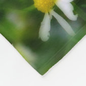 In einem traumhaften Feld der Kamille Fleecedecke (Ecke)