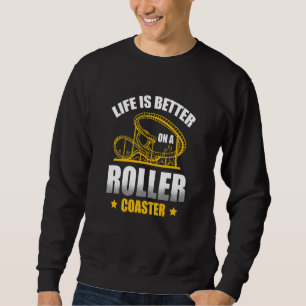 In einem Vergnügungspark mit Achterbahn Sweatshirt