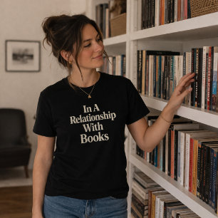 In einer Beziehung zum Lesen von Büchern T-Shirt