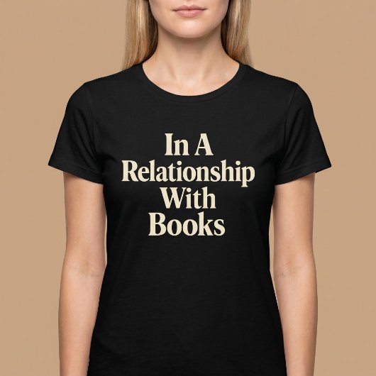 In einer Beziehung zum Lesen von Büchern T-Shirt