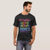 In einer geteilten Welt multiplizieren Kindness Ma T-Shirt (Vorne ganz)
