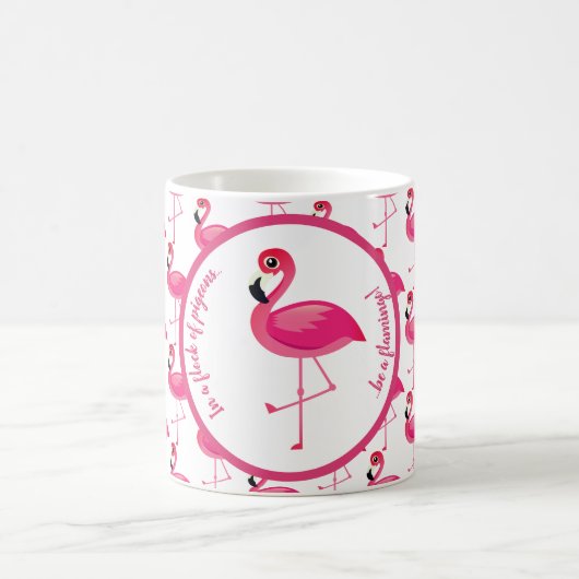 In einer Menge der Tauben, seien Sie ein Flamingo Kaffeetasse (Mittel)