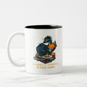 in einer Welt der Buchwürmer ein Buch Dragon T - S Zweifarbige Tasse