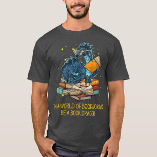 In einer Welt der Buchwürmer ist ein Buch Drachen  T-Shirt