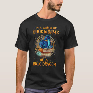 In einer Welt der Buchwürmer ist ein Buch Drachenb T-Shirt