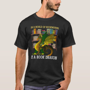 In einer Welt der Buchwürmer ist ein Buchdrache T-Shirt