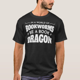 In einer Welt der Buchwürmer ist ein Buchdrachen b T-Shirt