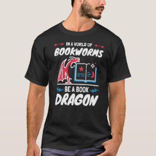 In einer Welt der Buchwürmer ist ein Buchdrachen b T-Shirt