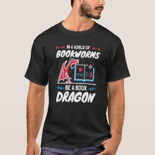 In einer Welt der Buchwürmer ist ein Buchdrachen b T-Shirt