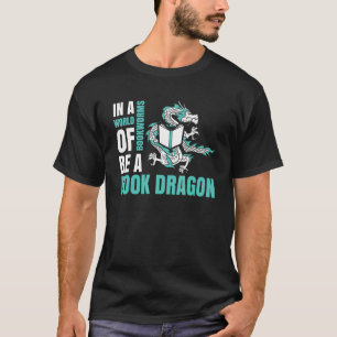 In einer Welt der Buchwürmer ist ein Buchdrachen b T-Shirt