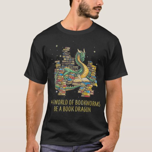In einer Welt der Buchwürmer ist ein Buchdrachen l T-Shirt (Vorderseite)