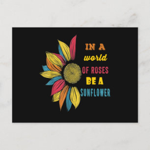 In einer Welt der Rose eine Sonnenblume sein Postkarte
