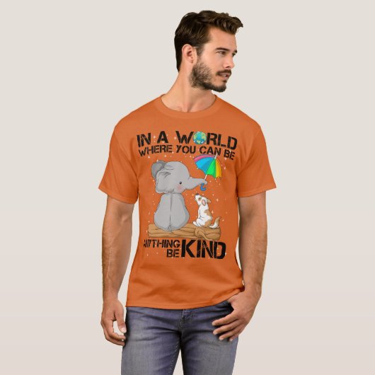 in einer Welt, in der man alles irgendwie sein kan T-Shirt (Vorne ganz)