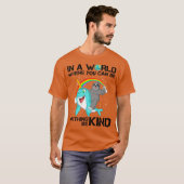 in einer Welt, in der man alles irgendwie sein kan T-Shirt (Vorne ganz)