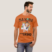 in einer Welt, in der man alles irgendwie sein kan T-Shirt (Vorne ganz)