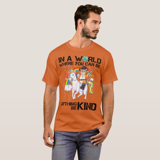 in einer Welt, in der man alles irgendwie sein kan T-Shirt (Vorne ganz)