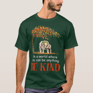 In einer Welt, in der man alles sein kann, sei fre T-Shirt