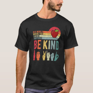 In einer Welt, in der man alles sein kann, sei net T-Shirt