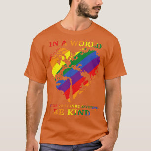 In einer Welt, in der man alles sein kann, was fre T-Shirt
