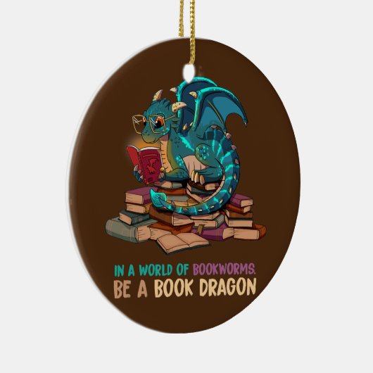 In einer Welt voller Buchwürmer ist ein Buchdrache Keramik Ornament (Rechts)