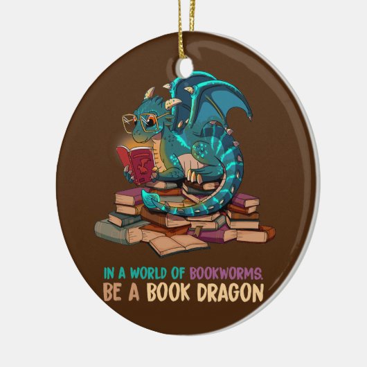 In einer Welt voller Buchwürmer ist ein Buchdrache Keramik Ornament (Links)