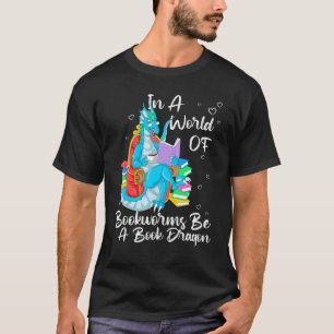 In einer Welt voller Buchwürmer ist ein Buchdrache T-Shirt