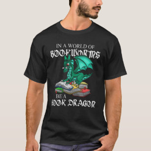 In einer Welt voller Buchwürmer ist ein Buchdrache T-Shirt