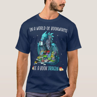In einer Welt voller Buchwürmer ist ein Buchdrache T-Shirt