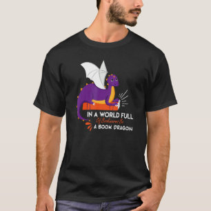 In einer Welt voller Buchwürmer ist ein Buchdrache T-Shirt