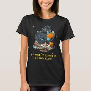 In einer Welt voller Buchwürmer ist ein Buchdrache T-Shirt