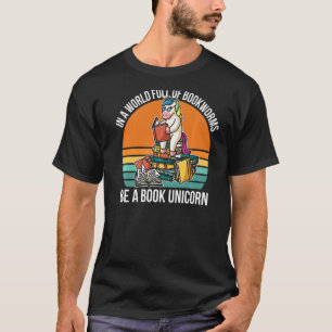 In einer Welt voller Buchwürmer sei ein Buch Unico T-Shirt