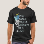 In einer Welt voller Dunkelheit ist ein leichter H T-Shirt<br><div class="desc">In einer Welt voller Finsternis ist ein leichtes glückliches Hanukkah</div>