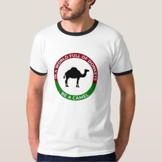 In einer Welt voller Esel sei ein Kamel T-Shirt