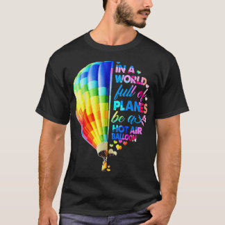 In einer Welt voller Flugzeug ist ein Heißluftball T-Shirt