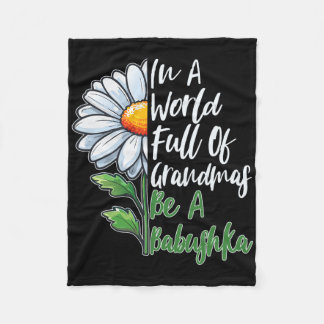 In einer Welt voller Grandmas ist ein Bybuschka Ru Fleecedecke