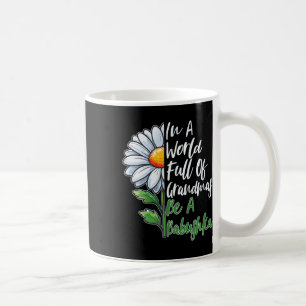 In einer Welt voller Grandmas ist ein Bybuschka Ru Kaffeetasse