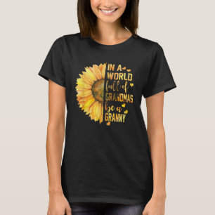 In einer Welt voller Grandmas sei ein Oma T-Shirt