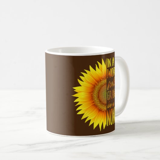 In einer Welt voller Grandmas sei eine Nonnie Sonn Kaffeetasse (VorderseiteRechts)
