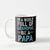 In einer Welt voller Grandpas ist ein Papa-Vater Kaffeetasse (Links)