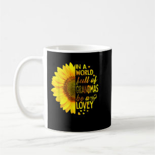 In einer Welt voller Großmütter ist Lovey Sonnenbl Kaffeetasse