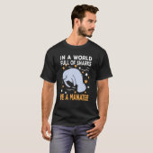 In einer Welt voller Haie ist ein Manatee Marine B T-Shirt (Vorne ganz)
